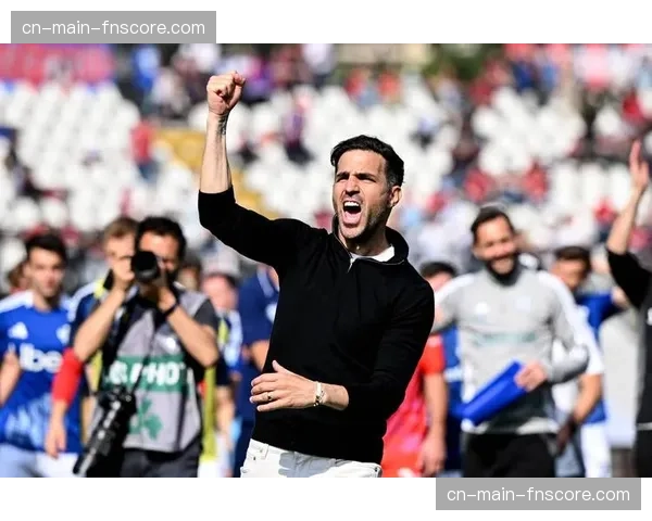 升班马科莫连续爆冷豪门,印尼资本与法布雷加斯战术革新成就黑马传奇 升班马科莫连续爆冷豪门,印尼资本与法布雷加斯战术革新成就黑马传奇