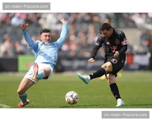 “赛场花絮：迈阿密国际中国行，梅西训练中穿中文印字球衣引球迷欢呼”