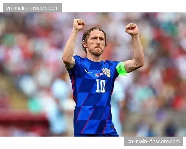 终场哨响，克罗地亚老将莫德里奇跪地掩面